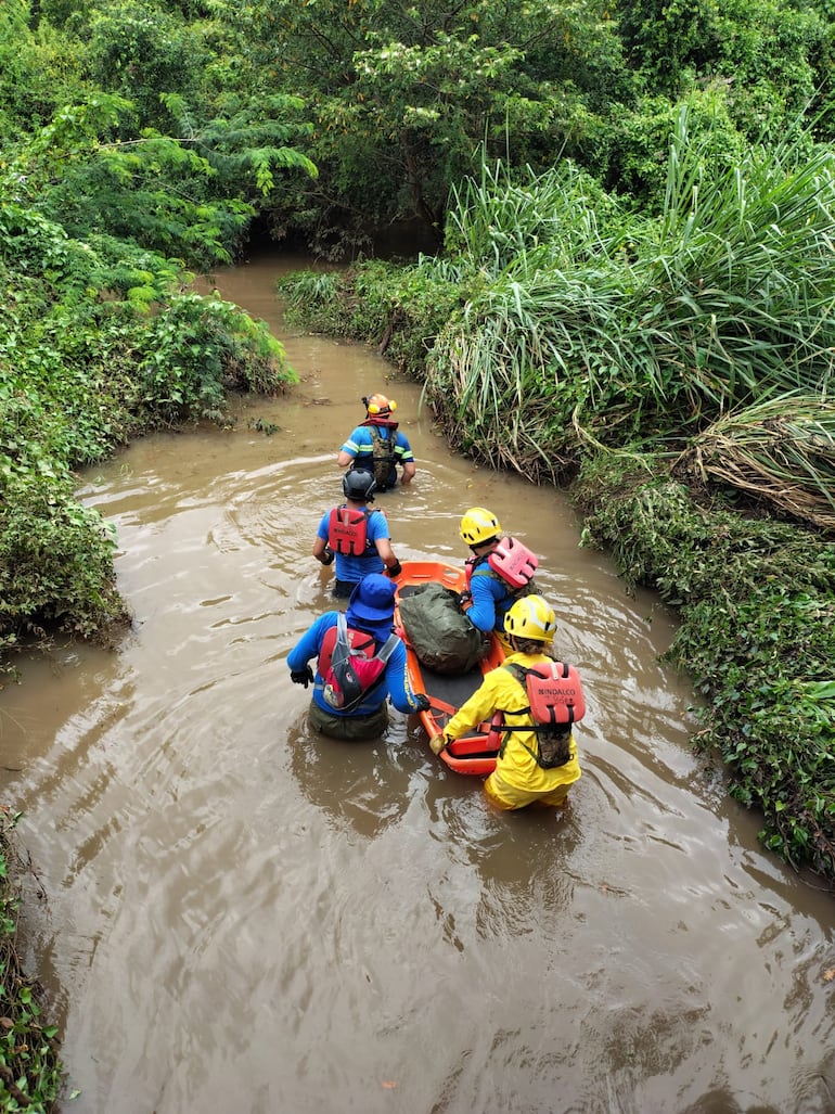 Los bomberos Voluntarios acompañaron concentraron la búsqueda en el arroyo Yukyty.