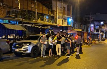 Todos los miércoles, un grupo de jóvenes de la Juventud Masculina de Schönstatt reparte alimentos en el Mercado 4 y la Catedral