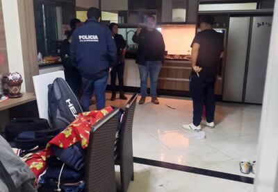 Agentes del Departamento de Investigaciones llegaron a la vivienda para el trabajo de campo.