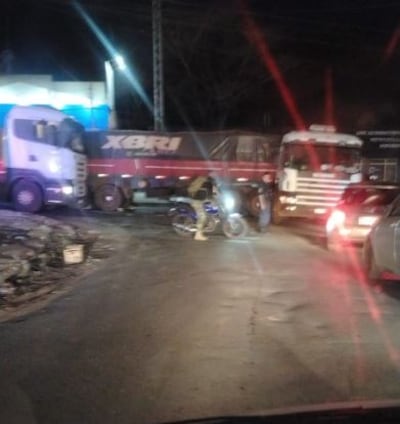 Camión de gran porte sufre desperfecto mecánico y cierra Acceso Sur.