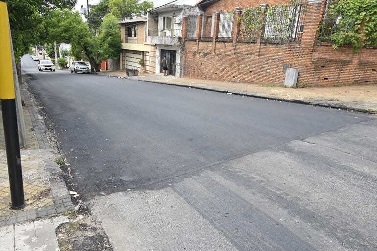 El recapado de Azara llegó hasta el cruce con General Aquino el jueves pasado, pero volvió a paralizarse, pese a promesas del intendente Rodríguez.