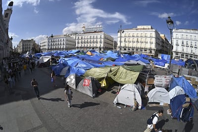 Vista de la acampada de la Puerta del Sol, este lunes, después de que el presidente del Gobierno, Pedro Sánchez, haya anunciado el adelanto de las elecciones generales para el 29 de noviembre.