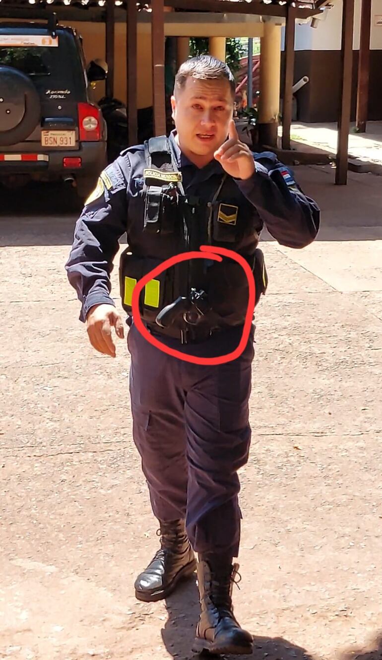 La imagen adjuntada por la víctima muestra al agente de la PMT con un arma de fuego.