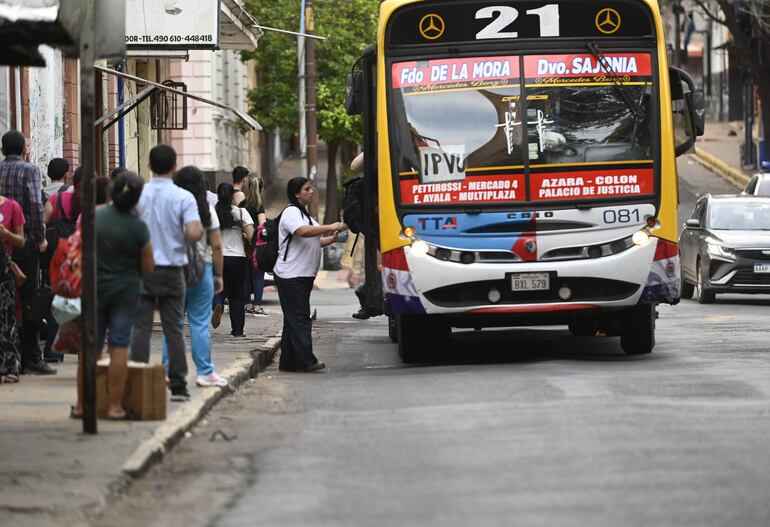 Mientras empresas y autoridades se disputan por deudas millonarias, los usuarios no tienen buses suficientes. 