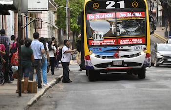 Usuarios siguen padeciendo largas esperas y unidades en mal estado.