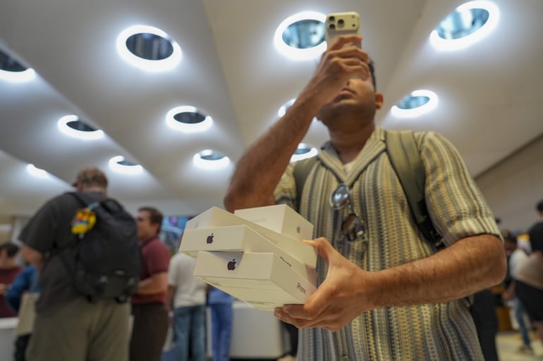 Personas asisten al lanzamiento del Iphone 18 Pro y Pro Max este viernes, en la icónica tienda de la Quinta Avenida en Manhattan, Nueva York (Estados Unidos).