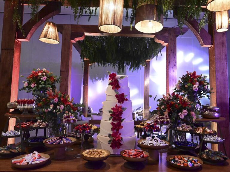 El servicio de catering para los jóvenes y adultos y la mesa de dulces y los golosinas estuvieron a cargo De La Casa Pederzani.