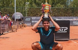 Con su primer trofeo ATP CH100 sobre su cabeza, así lo celebró Daniel Vallejo el título obtenido en el Challenger de Concepción, en Chile.