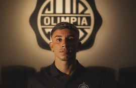 Con esta imagen, Olimpia presentó oficialmente a Franco Alfonso (23 años), volante ofensivo argentino , formado en River Plate.