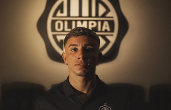 Con esta imagen, Olimpia presentó oficialmente a Franco Alfonso (23 años), volante ofensivo argentino , formado en River Plate.