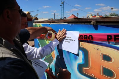 Funcionarios de la Municipalidad de Asunción clausuran los juegos mecánicos ubicados en la Costanera de Asunción.