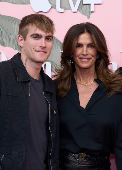 Fotografía de archivo del 14 de marzo de 2024 que muestra a la modelo estadounidense Cindy Crawford junto a su hijo Presley Gerber en Beverly Hills, California (Estados Unidos).