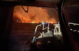 Una foto proporcionada por la Guardia Costera de los Estados Unidos (USCG) muestra a las tripulaciones de la USCG respondiendo desde el océano a los incendios forestales de Lahaina en Maui, Hawái, EE. UU.
