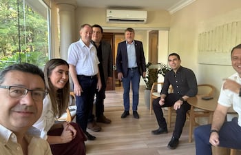 Gobernadores de varios departamentos antes de reunirse con el presidente Santiago Peña.