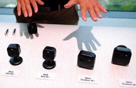 Los productos Blink se ven durante un evento de Amazon en el distrito de Manhattan, Nueva York, el 30 de septiembre de 2025. Amazon anunció su nueva generación de dispositivos Kindle, Ring, Blink, Fire TV y Echo.
