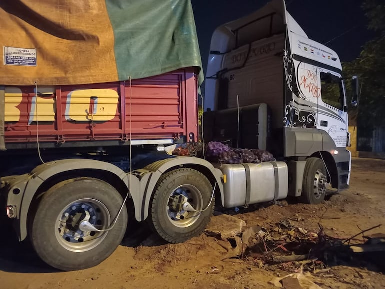 Obras sin terminar dejan atrapado a camión cargado con cebolla en Asunción