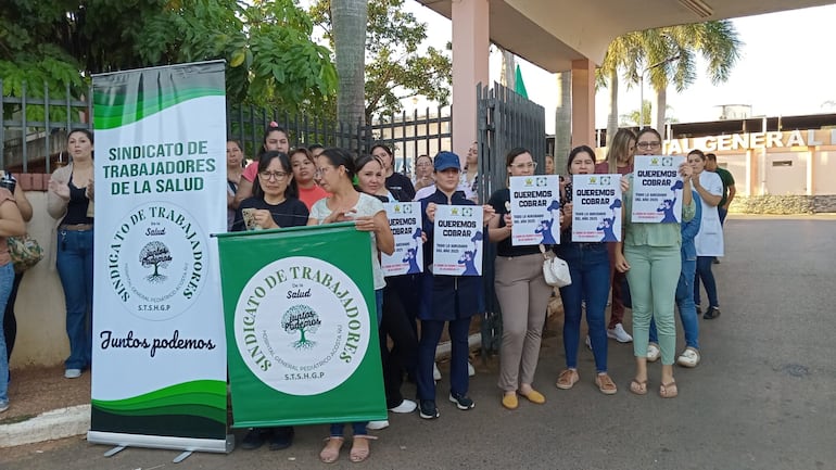 Durante la manifestación los trabajadores permanecieron en los laterales del acceso al hospital para garantizar a los pacientes el ingreso al hospital.