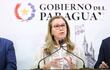 La ministra de Salud de Paraguay, María Teresa Barán, habla durante una rueda de prensa este lunes Mburuvicha Róga. El ministro de Economía y finanzas de Paraguay, Óscar Lovera, aseguro que resulta "imposible" financiar el reajuste del 76 % exigido por los médicos y planteó como alternativa una mejora de los salarios de acuerdo a la formación de los profesionales, a través de la implementación de una "carrera sanitaria".