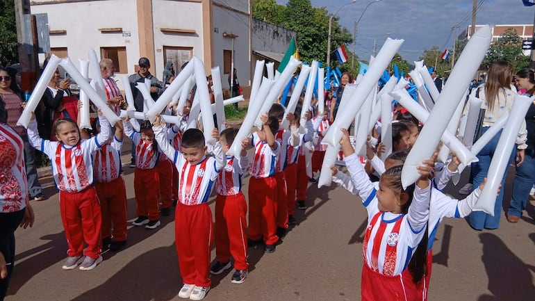 En medio de los festejos patrios, estudiantes y ciudadanos también comenzaron a palpitar la participación de Paraguay en el Mundial 2026.