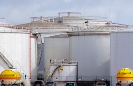 Refinería de petróleo y combustible en Bruselas, Bélgica.