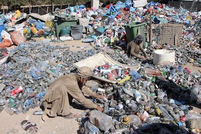Trabajadores afganos recogen y clasifican botellas y envases de plástico desechados para su reciclaje en Kandahar, Afganistán, el 14 de octubre de 2026. (Afganistán)