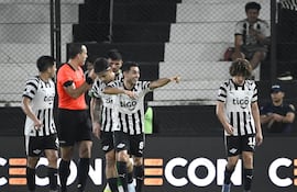 El mediapunta argentino de Libertad, Federico "Pachi" Carrizo celebra el tanto de apertura en el marcador, en el clásico "blanco y negro" ante Olimpia, disputado en Tuyucuá.