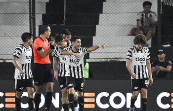 El mediapunta argentino de Libertad, Federico "Pachi" Carrizo celebra el tanto de apertura en el marcador, en el clásico "blanco y negro" ante Olimpia, disputado en Tuyucuá.