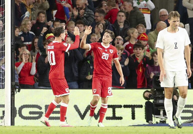 El jugador de Gales Daniel James (centro) celebra haber marcado el gol del empate 1-1 durante el partido de fútbol de la UEFA Nations League entre Gales y Noruega en Cardiff, Reino Unido.
