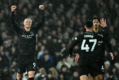 El delantero noruego del Manchester City, Erling Haaland (I), celebra tras marcar el gol inaugural, y su gol número 100 en la Premier League, durante el partido de fútbol de la Premier League inglesa entre el Fulham y el Manchester City en Craven Cottage en Londres.