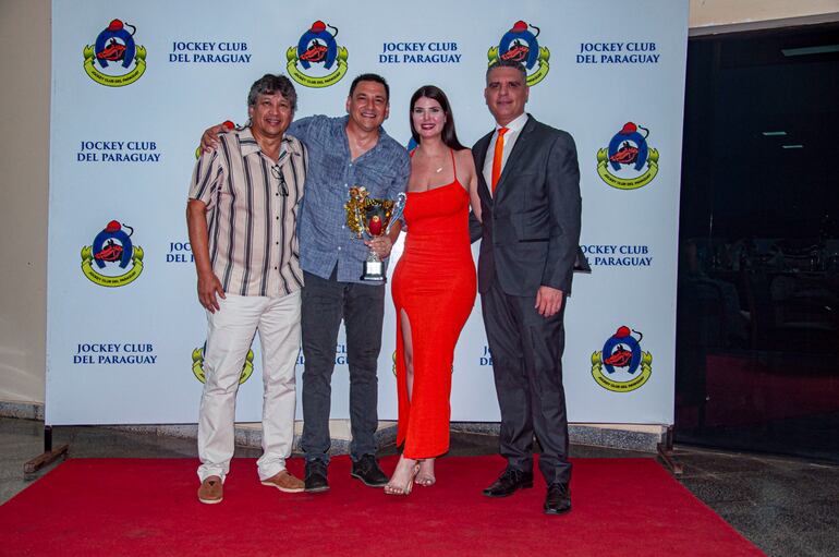 Jesús Campos y señora (d), propietarios del stud 8 Años, junto a sus socios los hermanos Fernández (i), llevaron por primera vez las estadísticas del Jockey Club. Tuvieron una excelente camada de sangre pura.