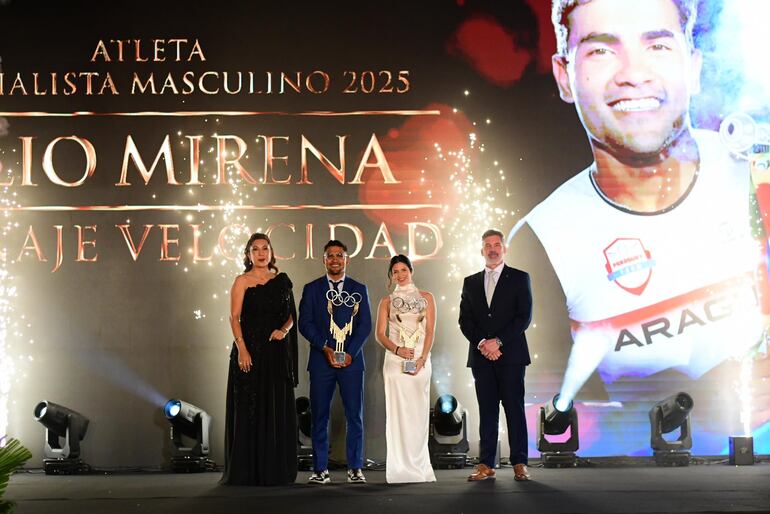 Al centro Julio Mirena y Erika Alarcón, premiados como mundialistas.