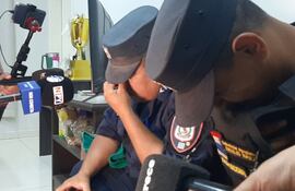 Los dos suboficiales detenidos en la Dirección de Policía de Alto Paraná.