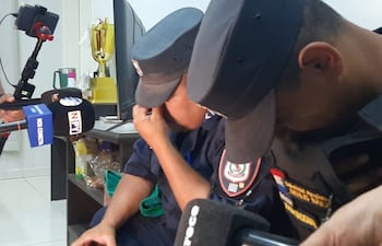 Los dos suboficiales detenidos en la Dirección de Policía de Alto Paraná.
