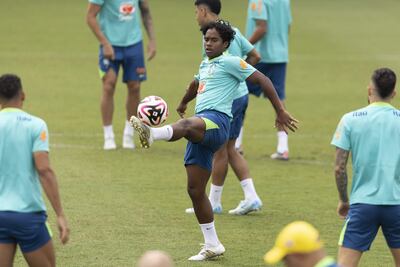 Endrick Felipe de la selección brasileña de fútbol participa de un entrenamiento preparatorio para el partido contra Chile, este miércoles, en el Centro de Entrenamiento del Palmeiras en Sao Paulo (Brasil).