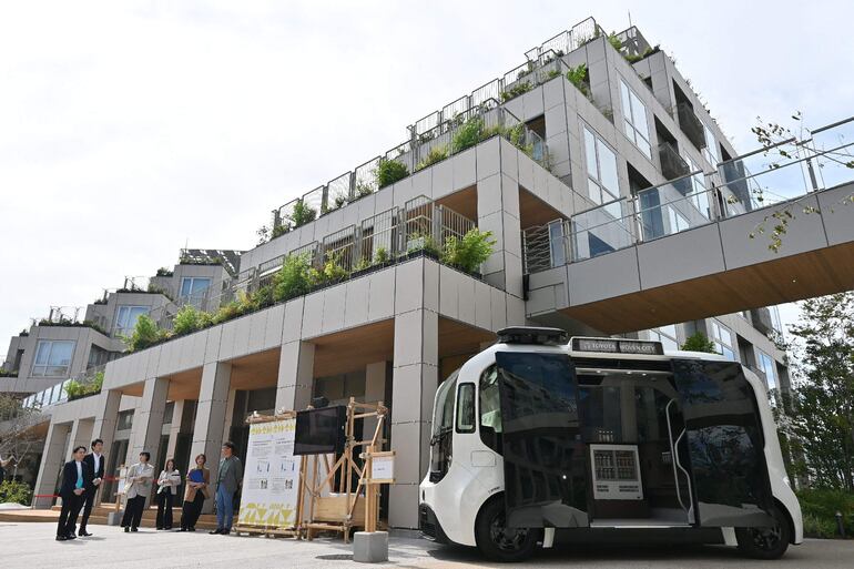 El patio de la "Woven City" de Toyota Motor Corporation y el vehículo eléctrico autónomo (EV) "e-Palette" aparecen en la ciudad de Susono, prefectura de Shizuoka, el 25 de septiembre de 2025.