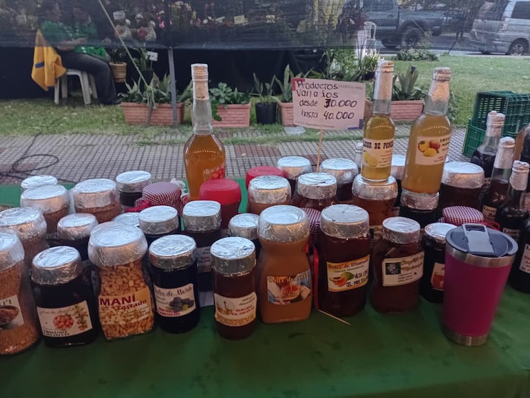 Se ofrecen productos como yerba mate saborizada de Itapúa (libre de gluten), mermeladas, encurtidos, miel de abeja y preparados como el cocido quemado instantáneo.