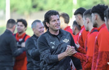 El histórico ex-delantero de Paraguay, Nelson Haedo Valdez saludando a los integrantes del plantel de Libertad, en el inicio de los trabajos del gumarelo. (Foto: @Libertad_Guma)