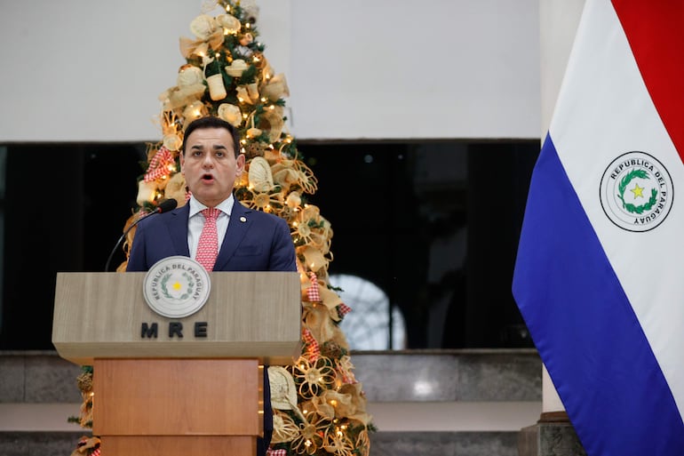 AME9021. ASUNCIÓN (PARAGUAY), 06/01/2025.- El ministro de relaciones exteriores de Paraguay, Rubén Ramírez, habla durante el pronunciamiento al Gobierno de Venezuela este lunes, en Asunción, Paraguay. El Gobierno de Paraguay reconoció este lunes a Edmundo González Urrutia como presidente electo de Venezuela y con derecho a asumir la conducción de ese país este viernes 10 de enero, en respuesta a la decisión de Caracas de romper relaciones con Asunción tras las declaraciones de apoyo del mandatario Santiago Peña al líder opositor. EFE/ Juan Pablo Pino