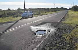 Baches peligrosos sobre ruta PY22 en zona de Ayolas.