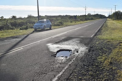 Baches peligrosos sobre ruta PY22 en zona de Ayolas.