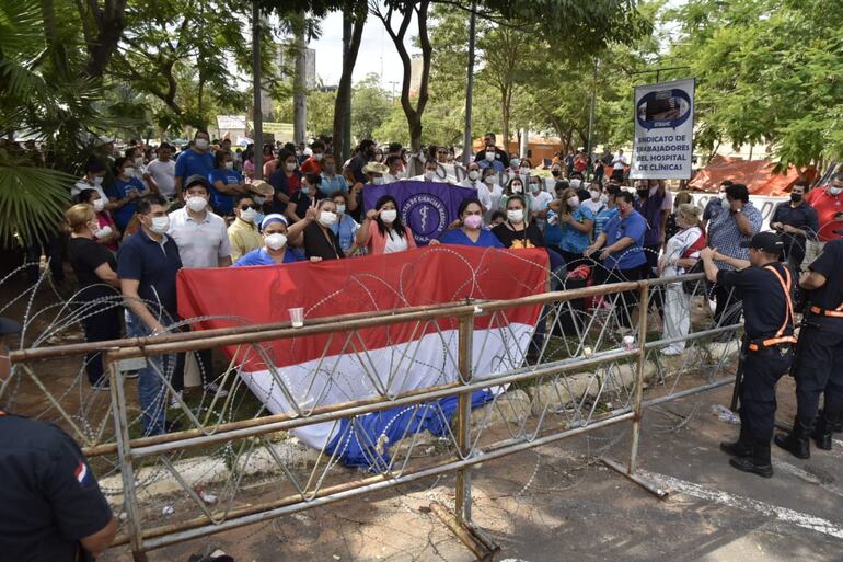 Médicos y funcionarios de Clínicas protestan en el microcentro.