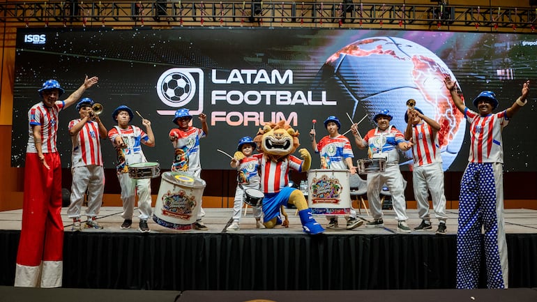 La animación estuvo a cargo de este divertido grupo junto a la mascota de la Selección Paraguaya de Fútbol.