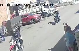 Una cámara de circuito cerrado capta a los cuatro motoasaltantes distribuidos en dos motocicletas mientras circulan por el Mercado de Abasto de Asunción.
