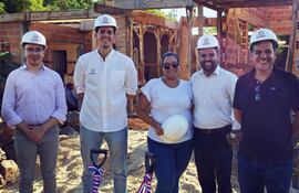 Marcos Benítez, representante de Banco Basa, David Velilla, presidente de CASA MÁS, Patricia Bogado, cliente, Martín Bogado, cliente, y Hugo Pereira, asesor de CASA MÁS.
