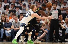 Jimmy Butler de Golden State Warriors intenta salir de la marca de Donte DiVincenzo. Los Warriors robaron la localía y se meten 1-0 en la serie.