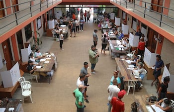 Archivo 2022 - Personas participan en una jornada de votación para elegir los candidatos para los comicios de 2023.