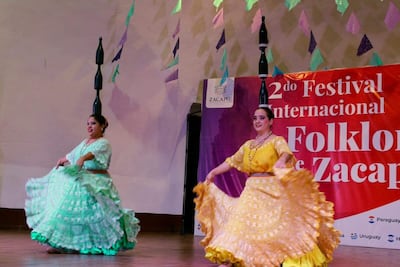 De izquierda a derecha, las bailarinas paraguayas María Mercedes Irrazabal Alvarenga, de Areguá, y Jannyne Lorena Benítez Centurión, de Carapeguá.