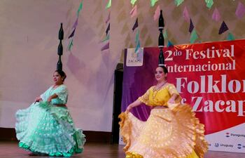 De izquierda a derecha, las bailarinas paraguayas María Mercedes Irrazabal Alvarenga, de Areguá, y Jannyne Lorena Benítez Centurión, de Carapeguá.