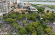 Los docentes llegaron al centro de Asuncion, tras una multitudinaria marcha de los gremios que protestan contra la reforma de la Caja Fiscal.