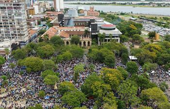 Los docentes llegaron al centro de Asuncion, tras una multitudinaria marcha de los gremios que protestan contra la reforma de la Caja Fiscal.